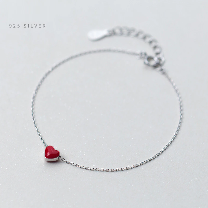 Minimalistisches Damen Herzarmband aus glänzendem 925er Sterlingsilber. Perfektes Geschenk, zeitloser eleganter Schmuck.