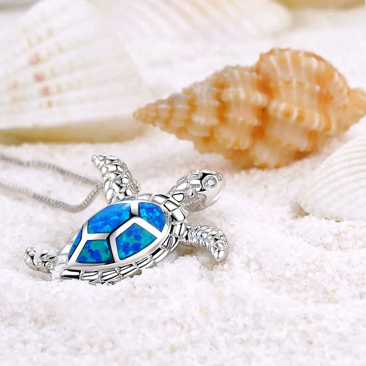 Elegante Damenhalskette aus Silber mit detailliertem Schildkröten-Anhänger und schillerndem Opal.