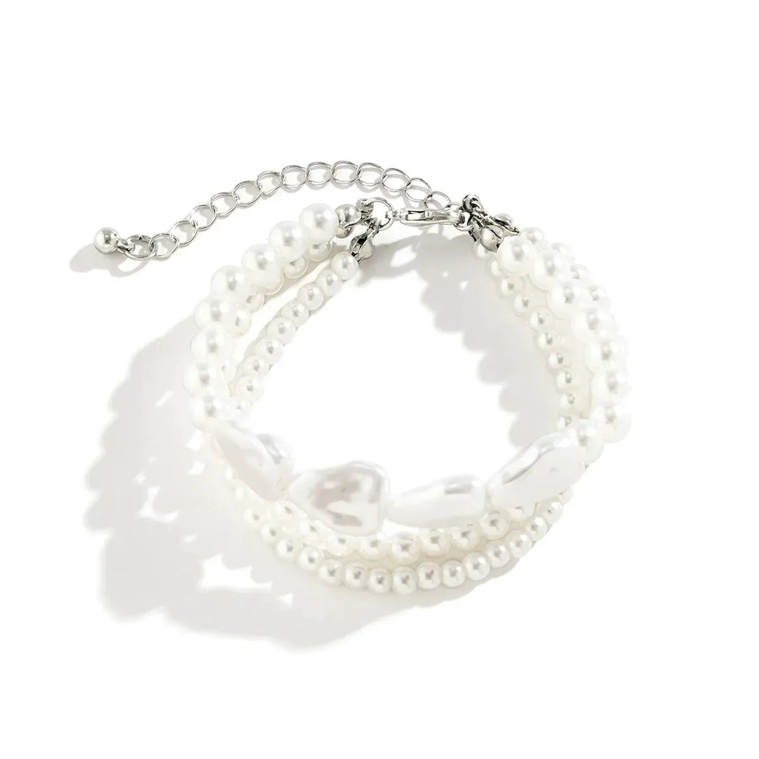 Elegantes Damen Perlenarmband aus mehreren Schichten, mit edlen Barockperlen und glänzendem Silber.