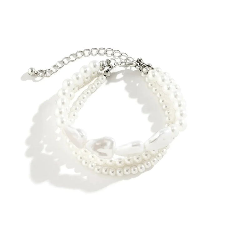 Elegantes Damen Perlenarmband aus mehreren Schichten, mit edlen Barockperlen und glänzendem Silber.