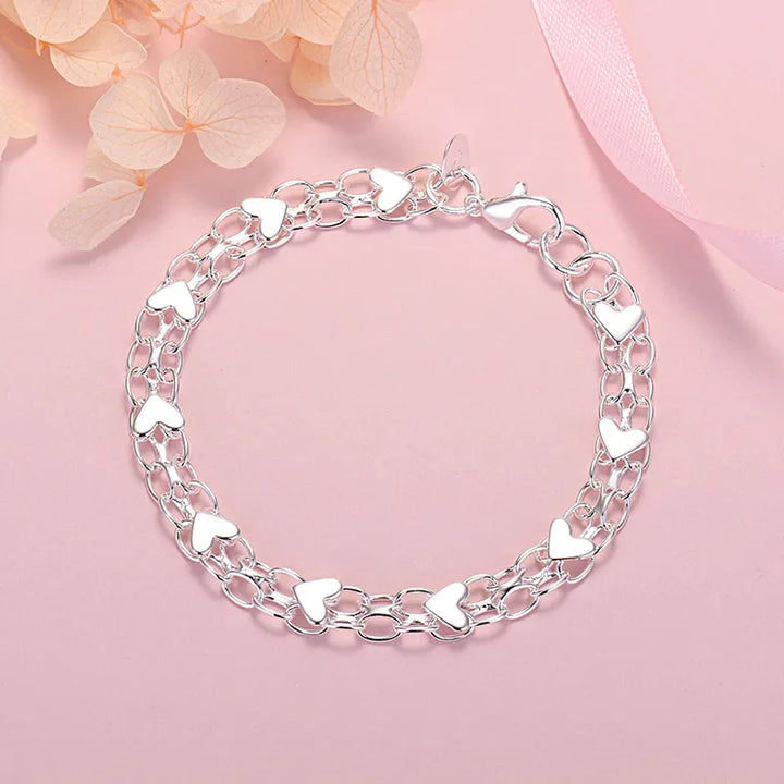 Detailansicht eines edlen Damen Herzarmbands aus Sterlingsilber, perfekt als Liebesgeschenk und Accessoire.