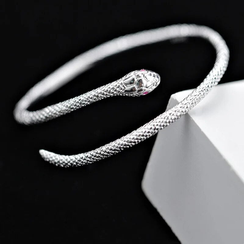 Glänzendes Unisex Silberarmband im Schlangen-Design. Verstellbare Armkette, ausdrucksstarkes Geschenk.
