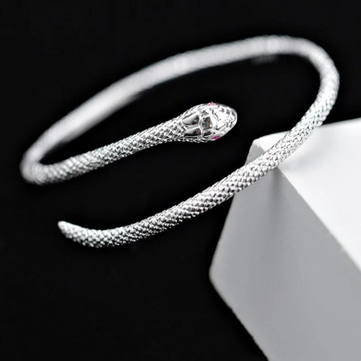 Glänzendes Unisex Silberarmband im Schlangen-Design. Verstellbare Armkette, ausdrucksstarkes Geschenk.