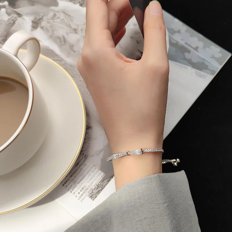 Funkelndes Zirkonia Tennisarmband für Damen, flexibel verstellbar in edlem Silber, Kristallschmuck.