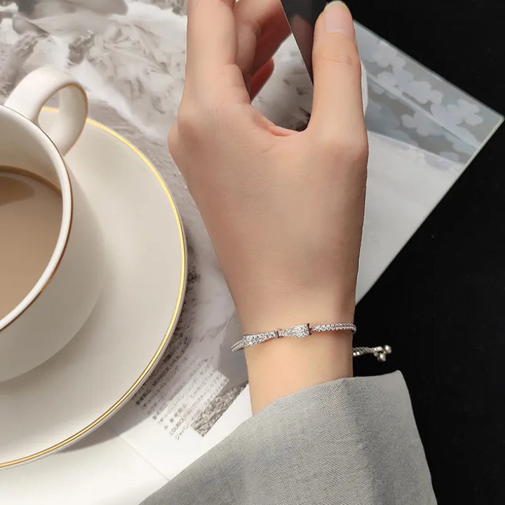 Funkelndes Zirkonia Tennisarmband für Damen, flexibel verstellbar in edlem Silber, Kristallschmuck.