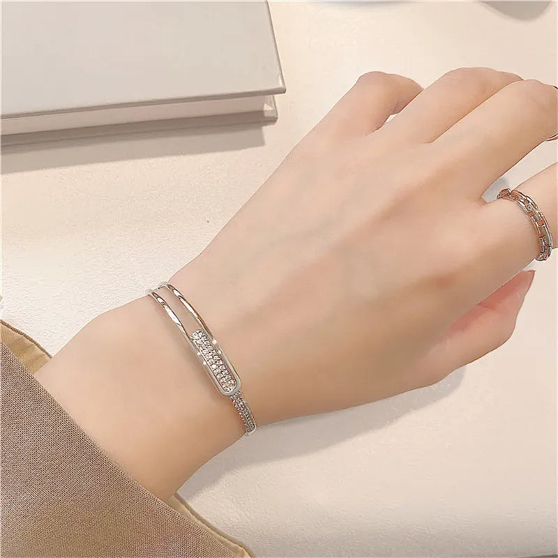 Elegantes Damen-Silberarmband mit glitzerndem Zirkonia. Ideal als Geschenkidee für Frauen, offenes Design.