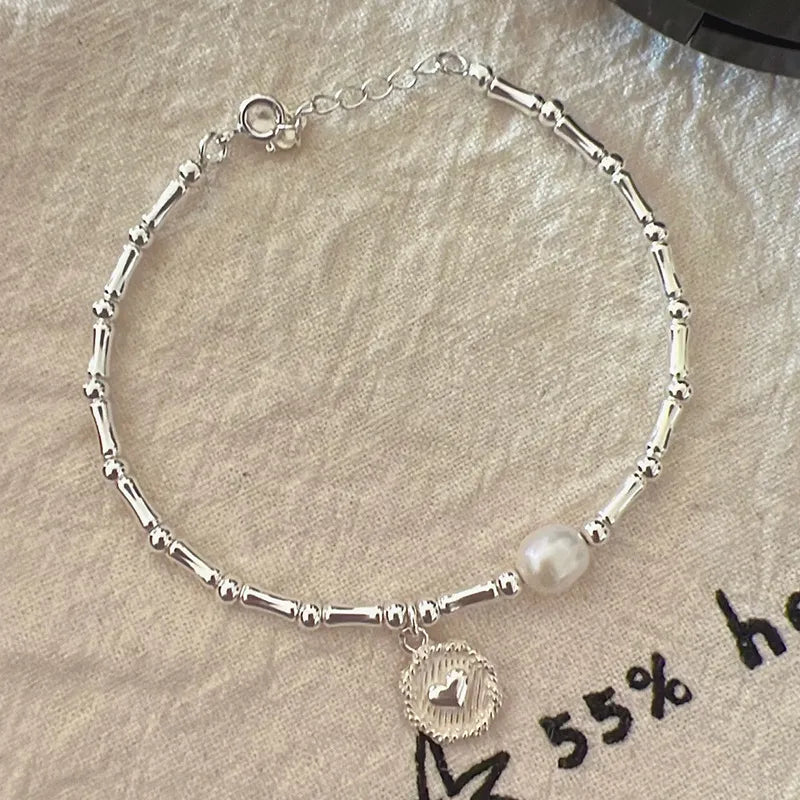 Modernes Silberarmband für Damen, mit einzigartigem Bambus-Design und zarten Perlen, perfekt als elegantes Geschenk.