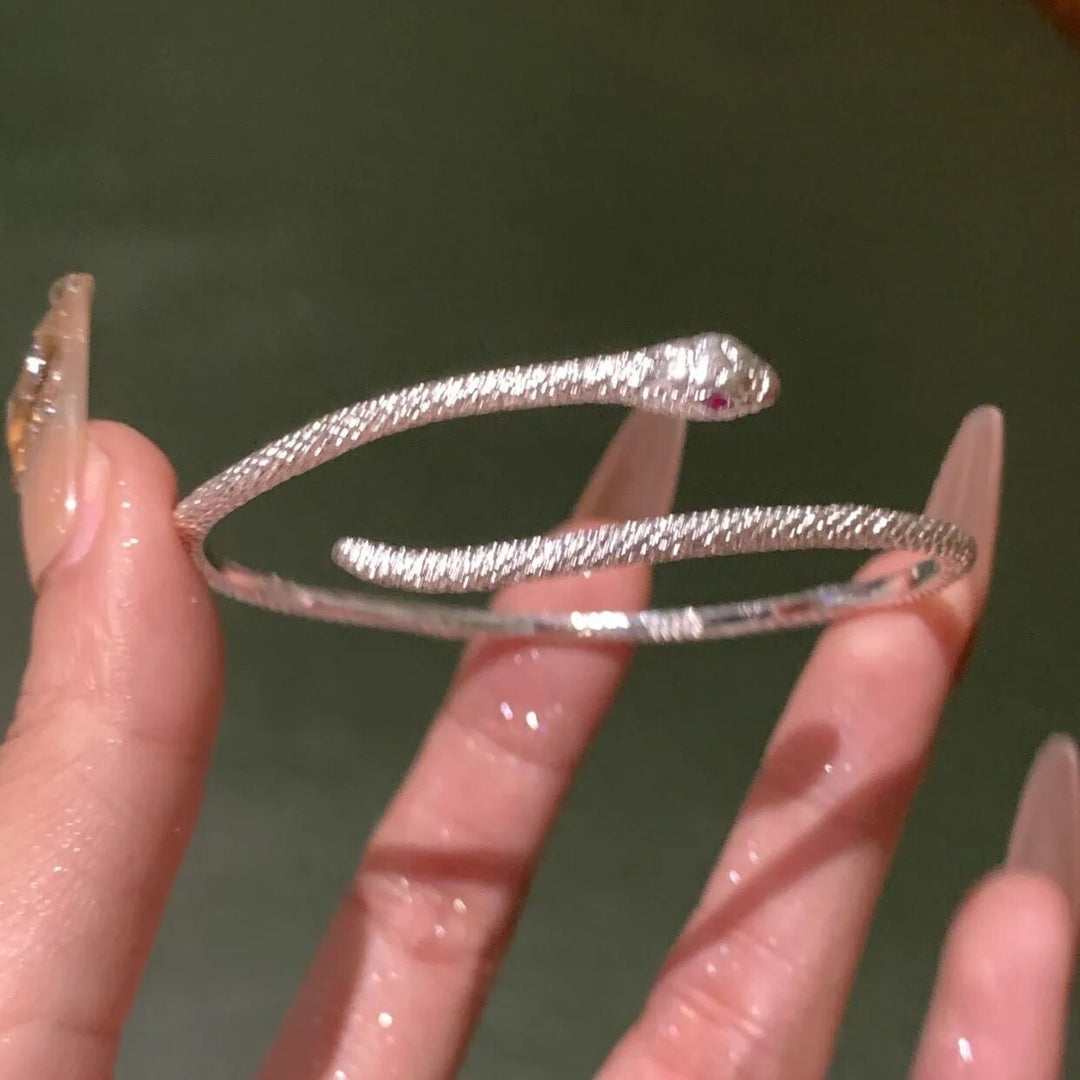 Verstellbares Schlangenarmband in Silber für Unisex. Eleganter Statement-Schmuck, modernes Accessoire.