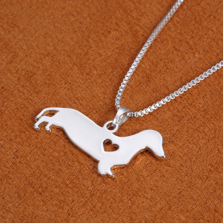 Dackel Herz Silber Halskette, ein Zeichen der Hundeliebe. Stilvolles Unisex Schmuck Accessoire aus Silber.