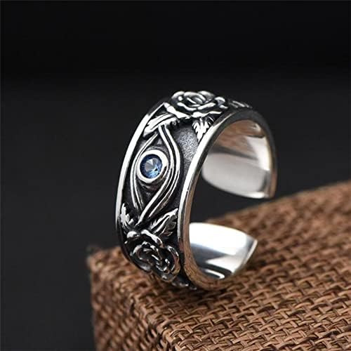 Detailaufnahme des Unisex Glücksrings: Horusauge aus Silber mit schimmerndem Topas.