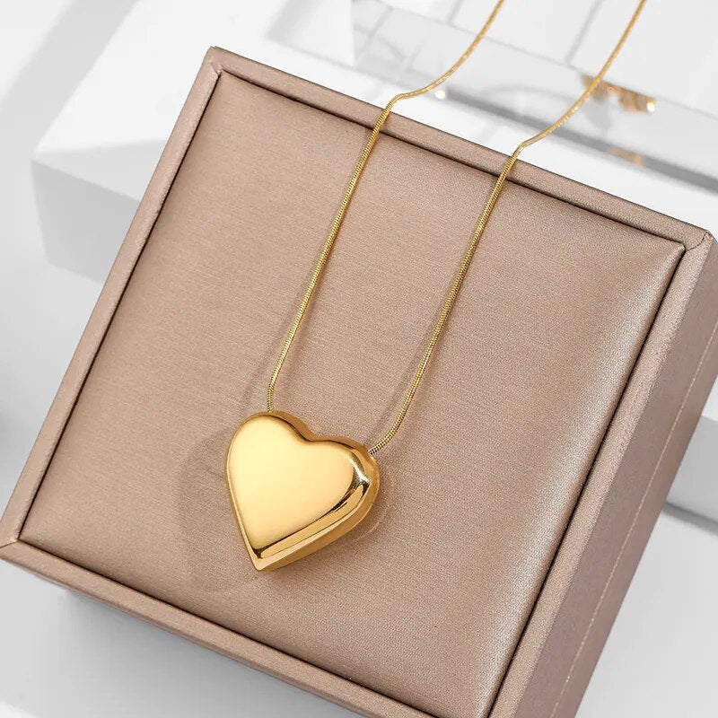Zarte Anhänger Kette mit Pfirsich Herz Motiv, eleganter Damenschmuck für jeden Anlass.