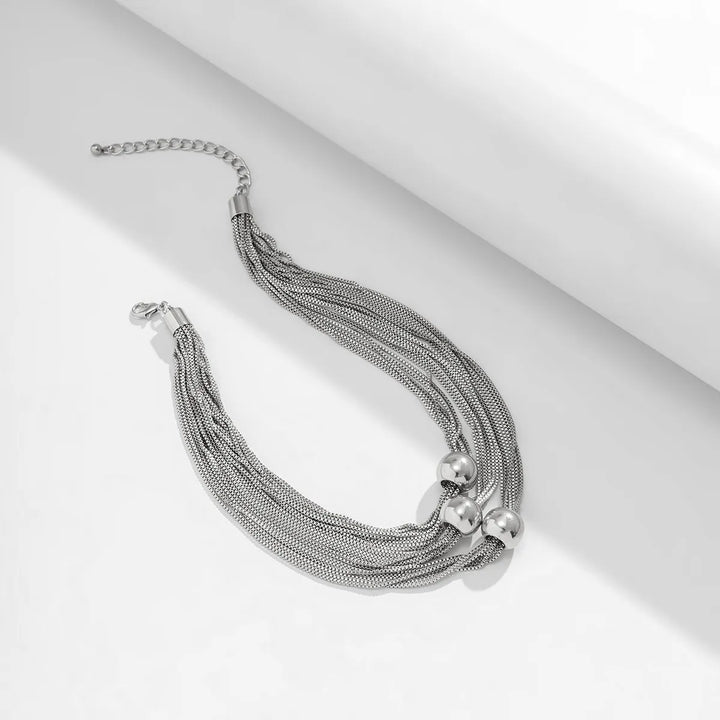 Nahaufnahme einer goldenen Damen Statement-Halskette mit großer glänzender Kugel und Gliederkette. Edler Schmuck.