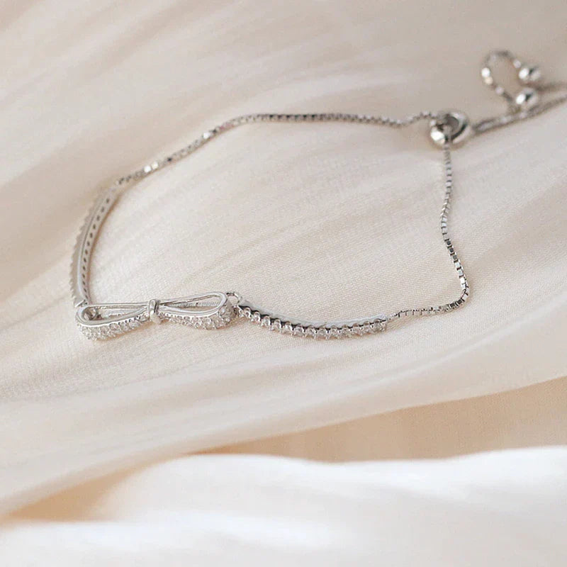 Damenarmband mit Zirkonia-Kristallen aus Silber, elegant am Handgelenk getragen, verstellbar.