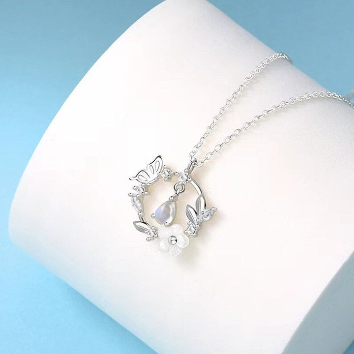 Detailansicht der Muschelblume auf dem Herz-Anhänger der silbernen Damenhalskette, feiner Modeschmuck.