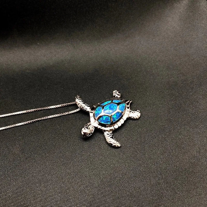 Exklusive Geschenkidee: Silberne Schildkröten-Halskette mit Opal, ideal für Frauen, die Symbolschmuck lieben.