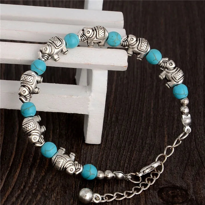 Handgefertigtes silbernes Elefantenarmband mit Kristalldetails, einzigartiger Symbolschmuck für Unisex-Träger.
