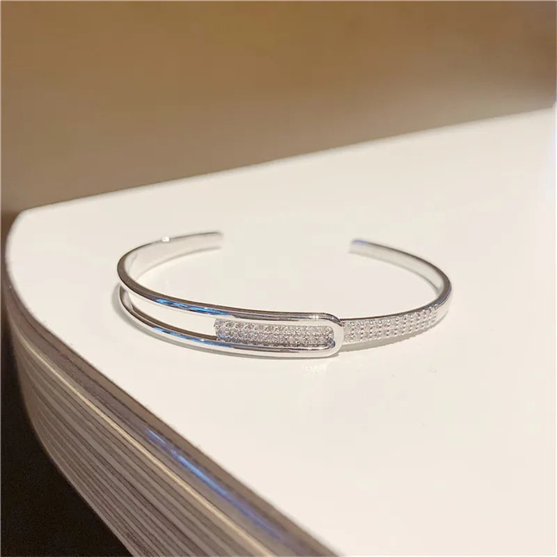 Hochwertiges Damenarmband aus 925er Sterlingsilber mit funkelnden Zirkonia-Steinen. Offen & elegant.