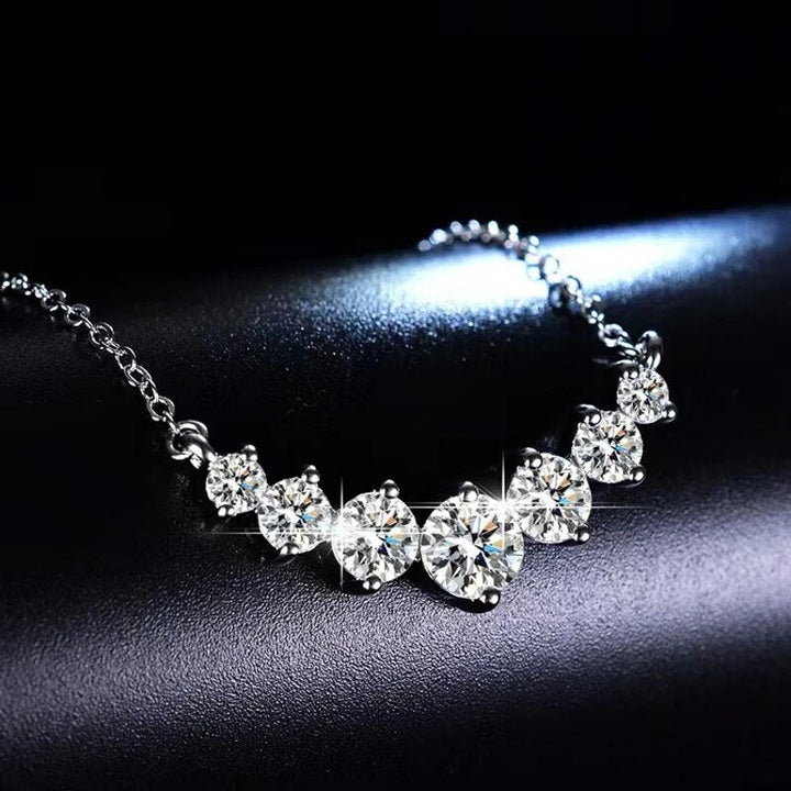 Glänzende V-förmige 925er Silber Halskette mit Moissanit Edelstein. Stilvolles Damencollier, elegantes Accessoire.