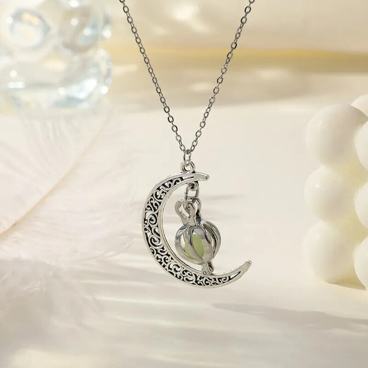 Mondsichel-Anhänger mit schillerndem Mondstein. Femininer Edelstein-Schmuck für Damen, betont natürliche Eleganz.