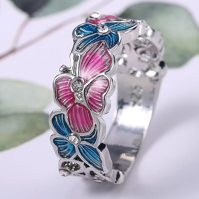 Glänzender Damen-Ring im Schmetterlings-Design, verziert mit Emaille und funkelnden Zirkonia-Details.