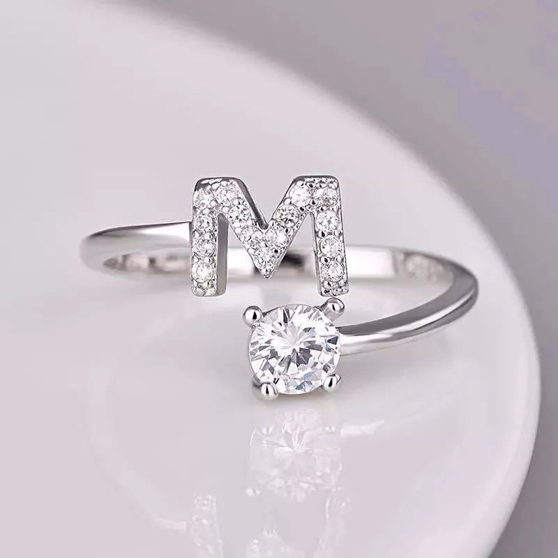 Goldener Initialring mit Strass-Verzierung. Verstellbarer Statement-Ring, idealer Schmuck für Sie & Ihn.