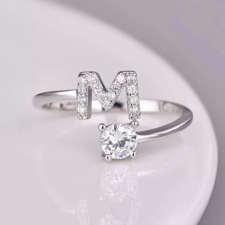 Goldener Initialring mit Strass-Verzierung. Verstellbarer Statement-Ring, idealer Schmuck für Sie & Ihn.