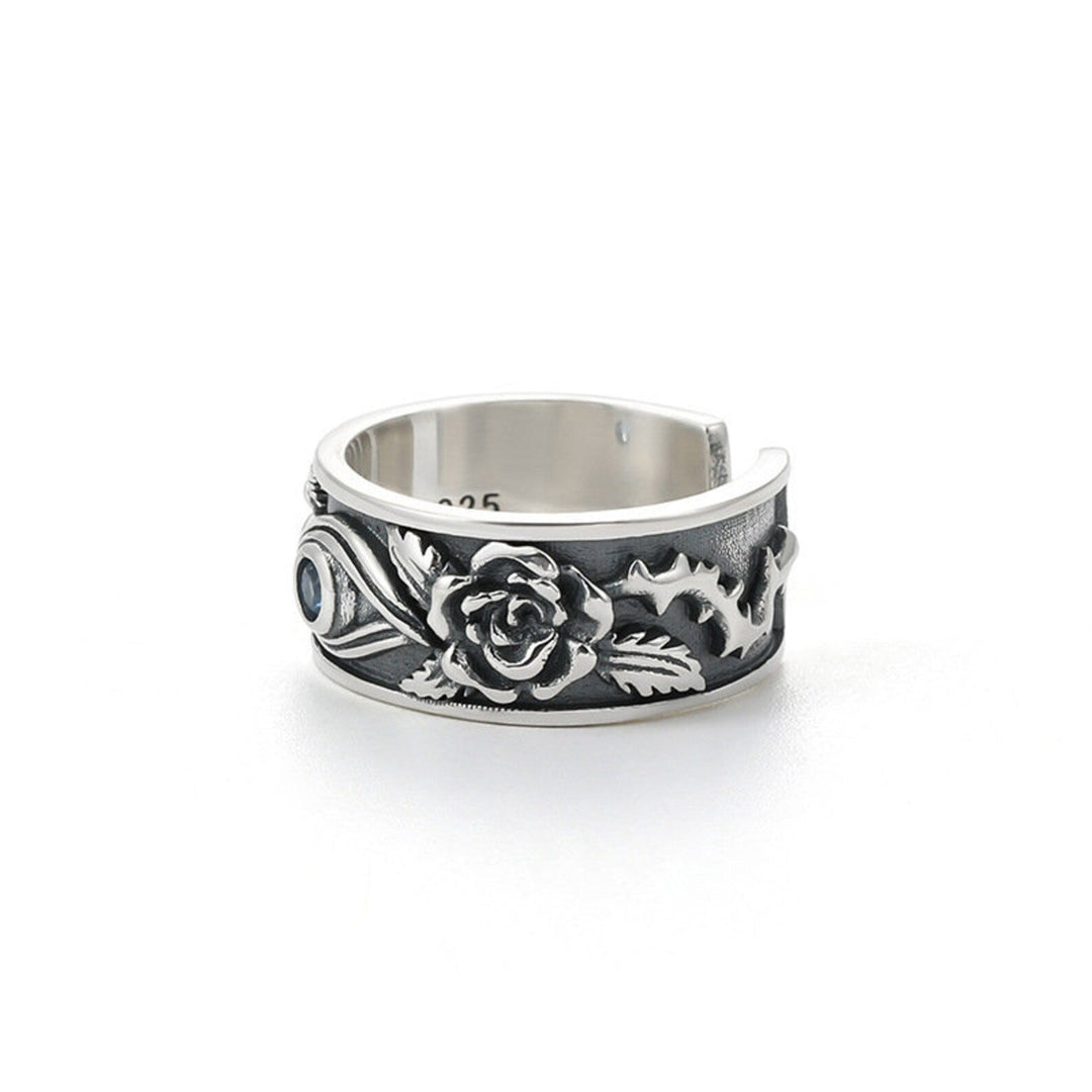 Nahaufnahme: Verstellbarer Unisex Talisman-Ring, Silber mit blauem Topas Horusauge.