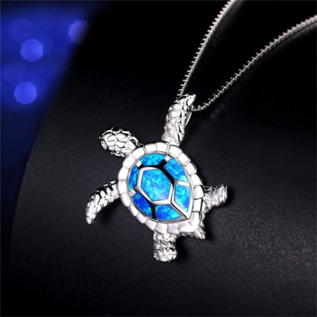 Filigrane Schildkröten-Halskette aus Sterling-Silber für Damen, elegant und bedeutungsvoll. Mit Opalstein.