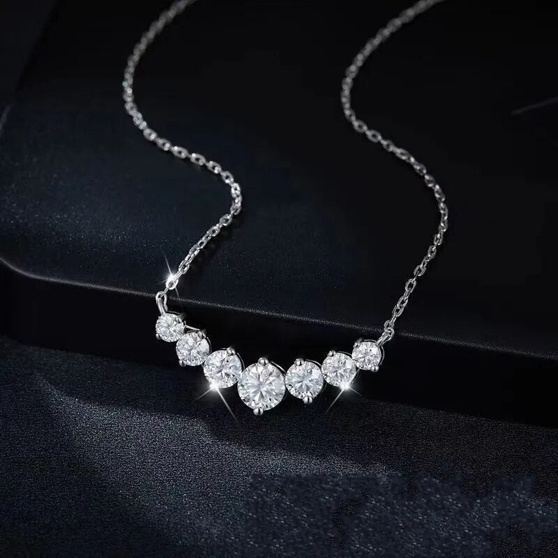 Hochwertige Damenhalskette aus 925er Sterling Silber mit brillantem V-förmigem Moissanit. Funkelnd & elegant.