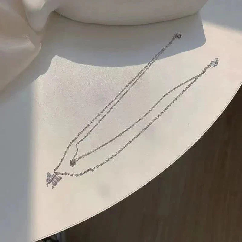Modernes Silber Halsketten-Set für Damen, mit glänzendem Schmetterling Anhänger, mehrlagig.