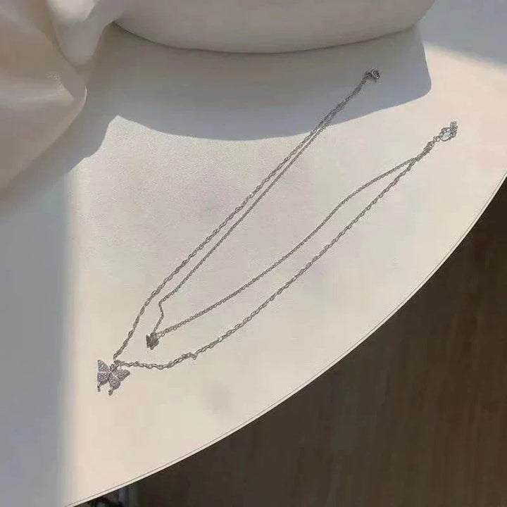 Modernes Silber Halsketten-Set für Damen, mit glänzendem Schmetterling Anhänger, mehrlagig.