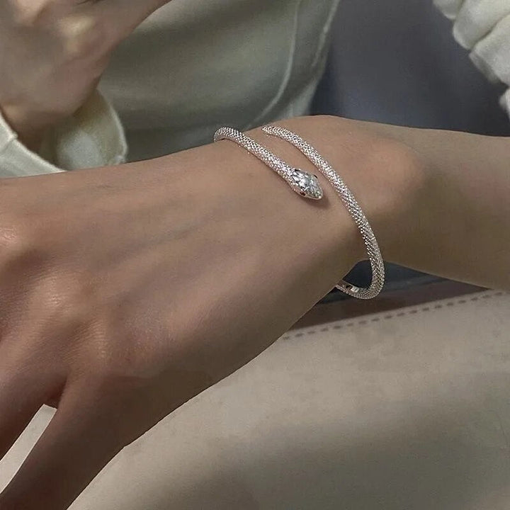 Hochwertiges Unisex Silber Schlangenarmband. Verstellbarer Statement-Schmuck, ideales Geschenk für ihn & sie.