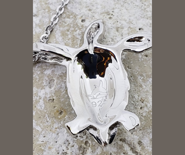 Modische Tierkette: Silberne Schildkröten-Halskette mit schimmerndem Opal, perfekt für Damen jeden Alters.