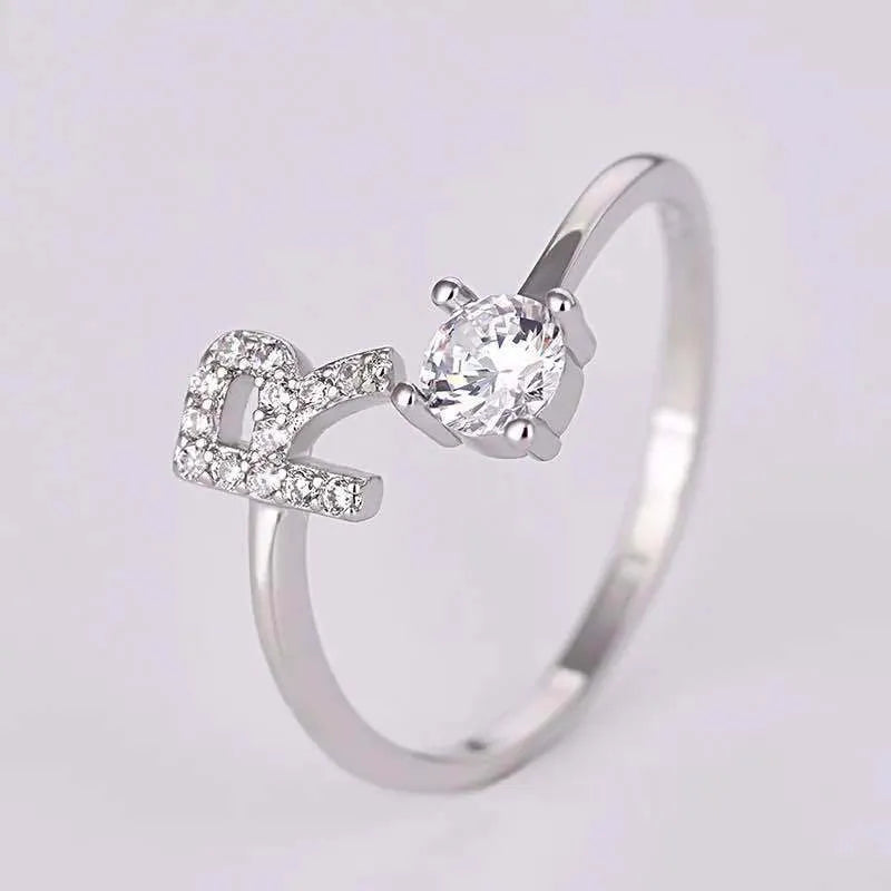 Modischer Silberring mit funkelndem Strass-Buchstabe. Verstellbarer Alphabet-Ring, tolles Geschenkidee.
