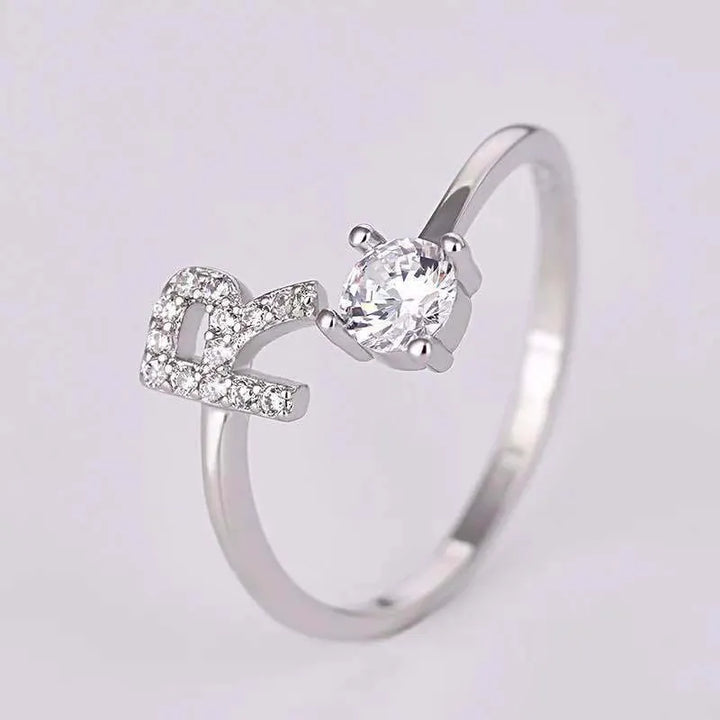 Modischer Silberring mit funkelndem Strass-Buchstabe. Verstellbarer Alphabet-Ring, tolles Geschenkidee.