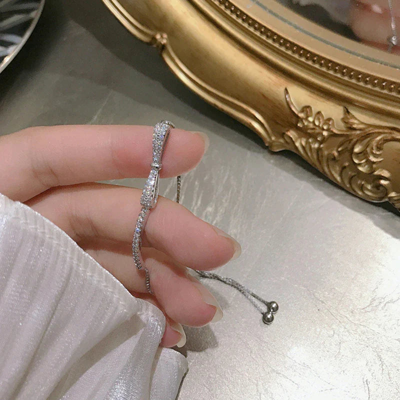 Vielseitiges Silber-Tennisarmband für Frauen, mit funkelnden Zirkonia-Steinen, verstellbar & chic.