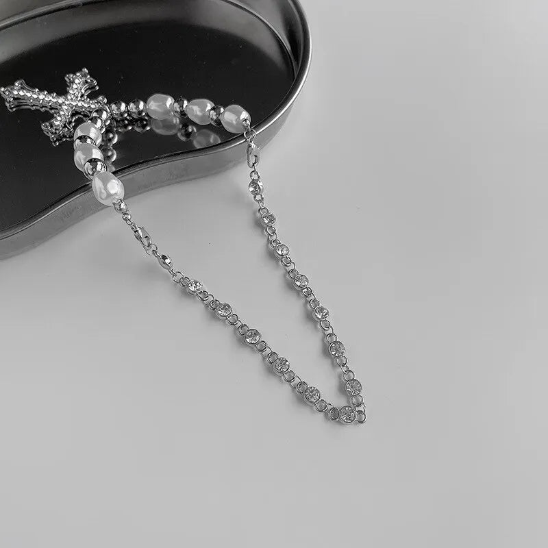 Spirituelle Eleganz: Damen Perlenkreuz Halskette als Symbol für Glauben & Stil. Feine Silberkette, edle Perlen.