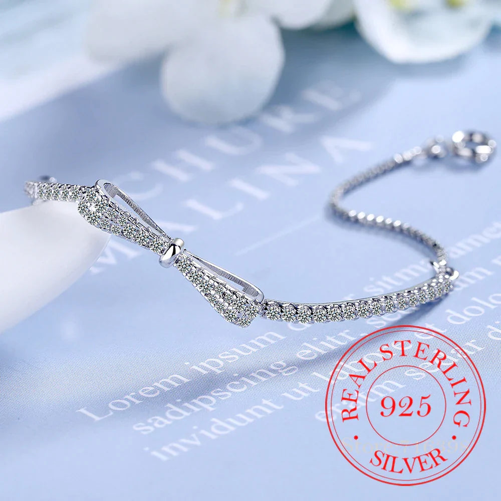 Klassisches Damen Tennisarmband aus 925 Sterling Silber mit Zirkonia-Kristallen, verstellbarer Verschluss.