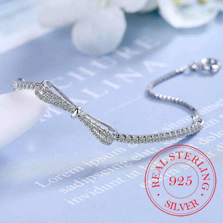 Klassisches Damen Tennisarmband aus 925 Sterling Silber mit Zirkonia-Kristallen, verstellbarer Verschluss.