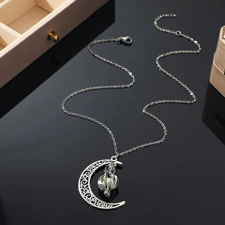 Eleganter Damen Halbmond-Anhänger aus Mondstein. Spiritueller Edelstein-Schmuck für Frauen, fördert Intuition.