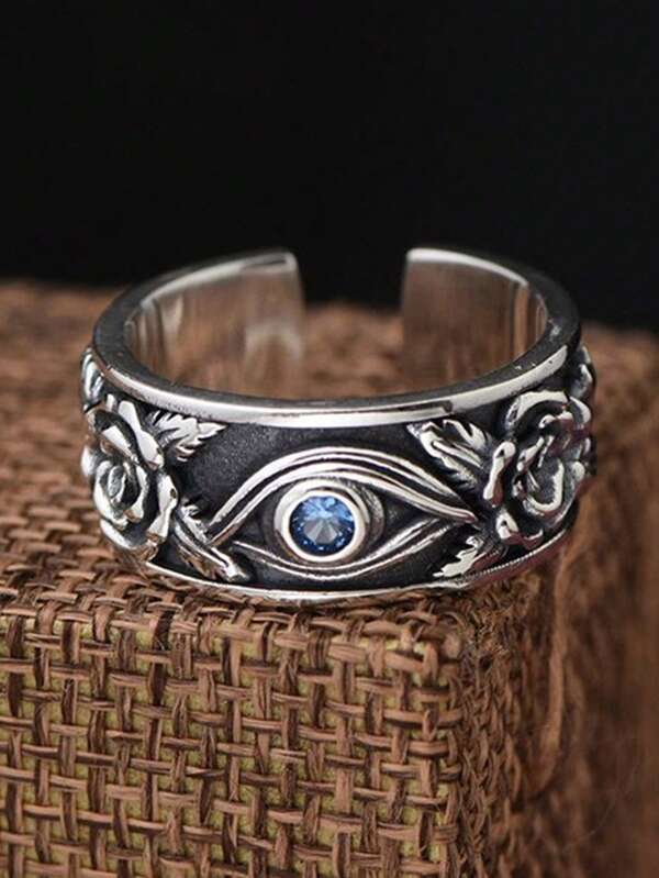 Einzigartiger Glücksring in Silber, verziert mit dem Auge des Horus als Talisman.