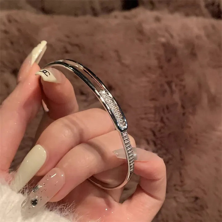 Funkelndes Zirkonia-Armband für Damen aus 925er Silber. Verstellbares Schmuckstück, offenes Design für Eleganz.