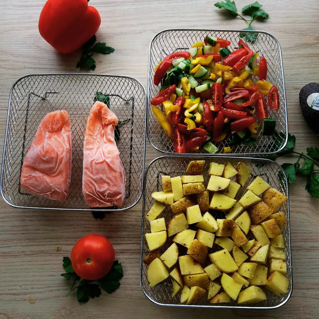 Stapelbare Edelstahlkörbe für Heißluftfritteuse ermöglichen platzsparendes Multigaren und Zeitersparnis.