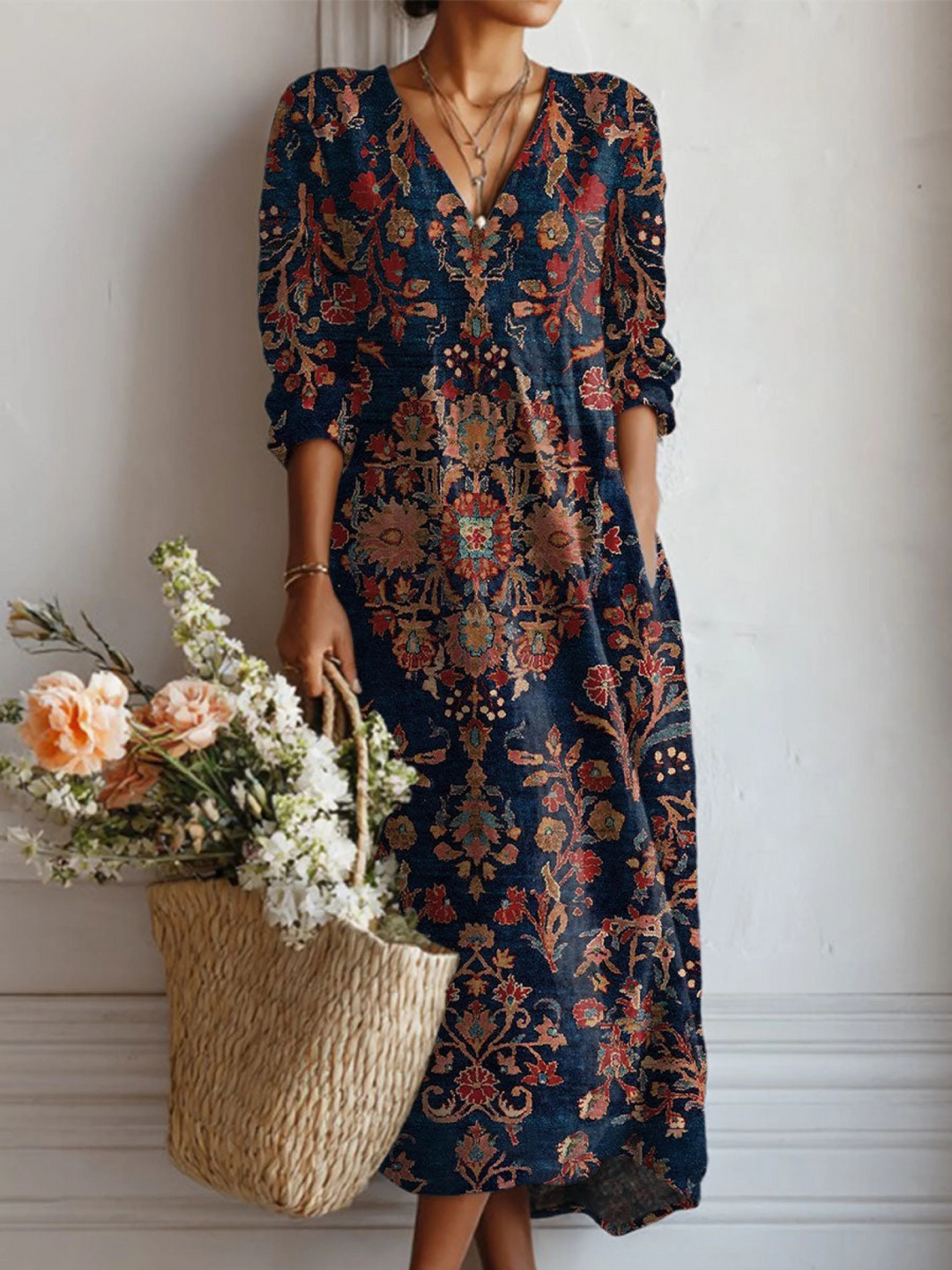 Dunkelbraunes Damen Midi Kleid mit elegantem V-Ausschnitt und orientalischem Boho Blumenprint; ideales Freizeit-Langarmkleid.