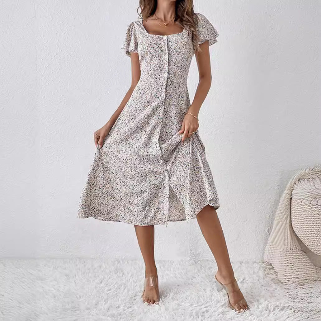 Luftiges Damen Midikleid mit floralem Muster, eckigem Halsausschnitt und kurzen Ärmeln für warme Tage.