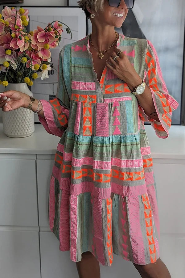 Gemustertes Damen Volantkleid in Rosa mit Ethno-Muster & V-Ausschnitt. Fließendes Midikleid im Boho-Stil für Freizeit.