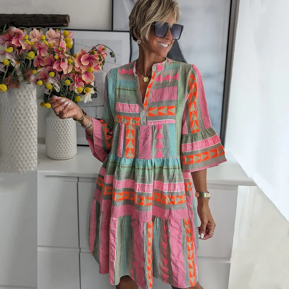 Rosa Damen Midikleid mit Ethno-Print, V-Ausschnitt & fließenden Volants. Perfekt als Sommer- oder Freizeitkleid im Boho-Stil.