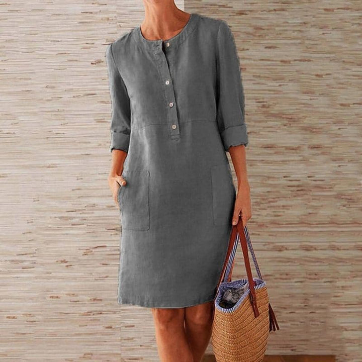 Schickes Damen Sommerkleid im Midi-Schnitt mit Knopfleiste und Seitentaschen, ein Must-have für entspannte Tage.