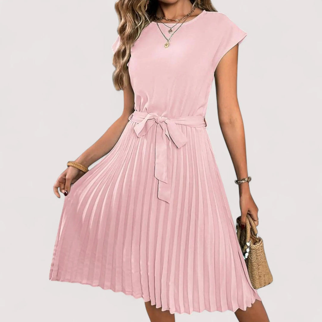 Schickes Plissee Midikleid für Damen mit Bindegürtel, vielseitig tragbar als Sommer- oder Businesskleid.