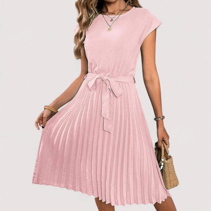 Schickes Plissee Midikleid für Damen mit Bindegürtel, vielseitig tragbar als Sommer- oder Businesskleid.